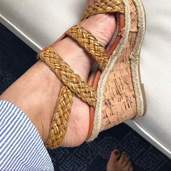 TAN CORK BRAIDED CUTOUT WEDGES! 👡 - Picture 6 of 8